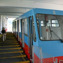 最初にケーブルカーに乗ります。