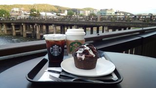 日本で唯一川床があるスタバ