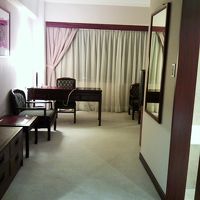 入口から。デスクもあります。