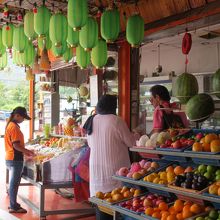 店頭には果物の山！