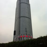 どの通りからも見やすい、印象的な外観