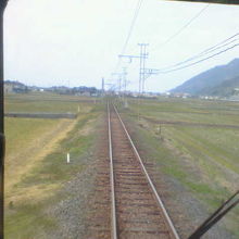 出雲大社前駅方面の車窓には静かな田園風景が広がります。