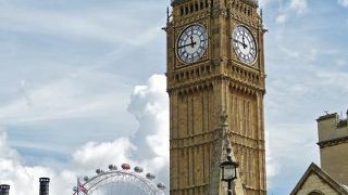 遠くからも、眺められる大きな時計塔