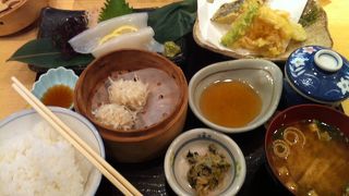 博多駅地下。気軽に博多の味とお酒が楽しめます。