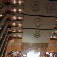 エレベーターより中庭を望む