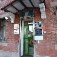 空港行きのバス停にある郵便局建物