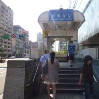 最寄りのMRT「善導寺駅」入り口　右側にショッピング街あり