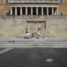 正面には無名戦士の墓