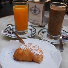 冷たい飲み物は氷なし。カプチーノは最初からガムシロたっぷり