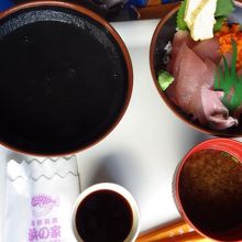 マグロ丼とイカスミ汁