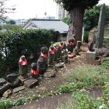 石造物、欠けたり痛んでいますが他にも。