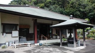 引地川沿いに古い石造物あるお寺