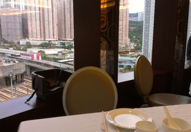 窓側のテーブルなら電車ビュー