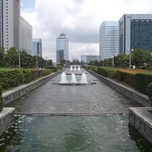 反対側のせせらぎと噴水 (後方が幕張メッセ)