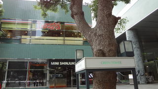 飲食店も入っていて便利です。