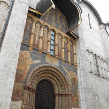 聖堂広場側の反対側の扉のフレスコ画