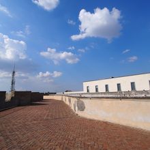 要塞屋上の通路を歩きます