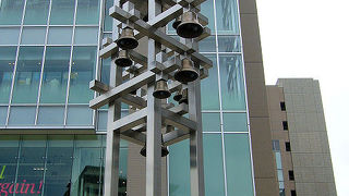 時計の下で待ち合わせをする人々