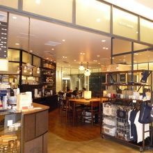 照明も明るすぎず暗すぎず　グッズも売っています