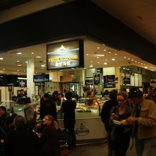 この様な魚介類の直販店が並ぶ。買ってその場で食べる人中心のお