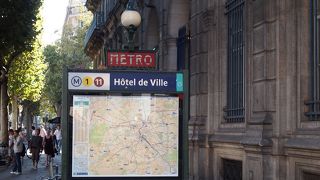 どこから上がっても目の前は市庁舎