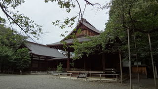 本堂の手前にある、荘厳な建物です