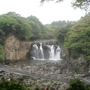 天然の滝と人工の滝