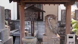 忘れられた写楽の墓だといわれています