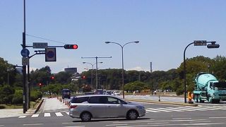 皇居前広場の入り口あたり「馬場先門橋」～皇居～