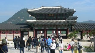 北岳山を借景にした立派な宮殿