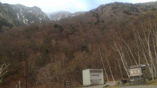 沢に積もる雪を見て標高を知る