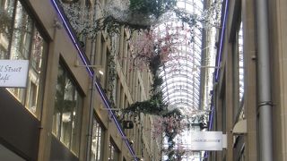 歩行者街の路地裏ショッピングモール