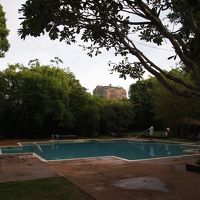 レストランの前のプールからシギリヤロックが見えます。