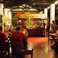 レストランでの食事風景