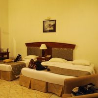 部屋の内部、天井が高いです。