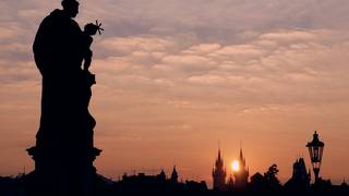 カレル橋から見る日の出は感動でした。