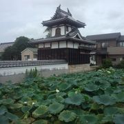 堀と櫓のある戦う寺院