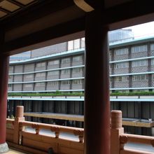 大倉集古館２階テラスから、ホテルオークラを望む