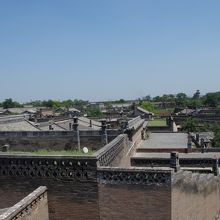 上から見下ろすと瓦が目立つ平遥古城内の旧家