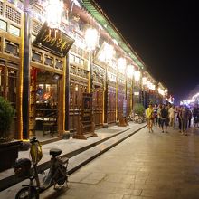 夜の西大街。遅くまで明るくライトアップされた町並み。