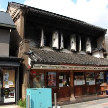 土蔵つくりの建物もある