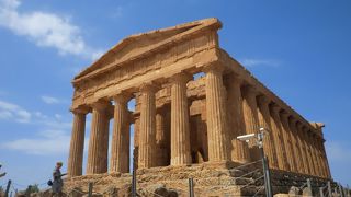 アグリジェント神殿の谷の見学は夏場は２３時まで営業しています。