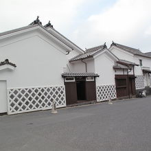 建ち並ぶ浜崎の船蔵