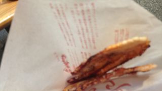 手焼きのおせんべいが食べられます