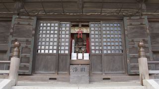 いつまでも慕われる義民・宗吾様。霊堂裏側の大黒様も見所です！