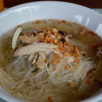 朝食でオーダーしたスープビーフン。オムレツもオーダーです。