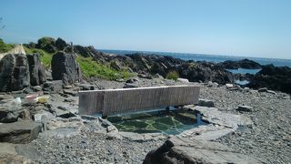 硫黄臭が漂う露天温泉