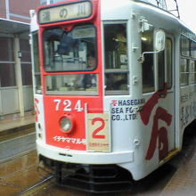 路面電車らしい幅の狭い縦長の車両です。