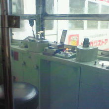 地元商店の派手な広告がついた車両もあります。