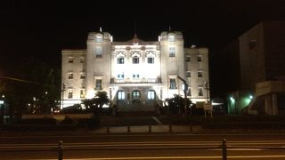 白い建物が夜の闇に映えます